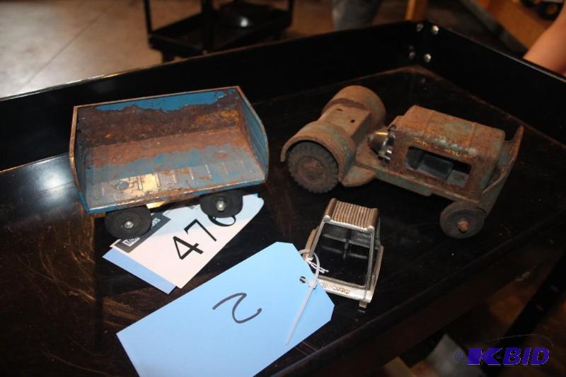 lot 476 image: Lot of (3) items including a vintage metal to...