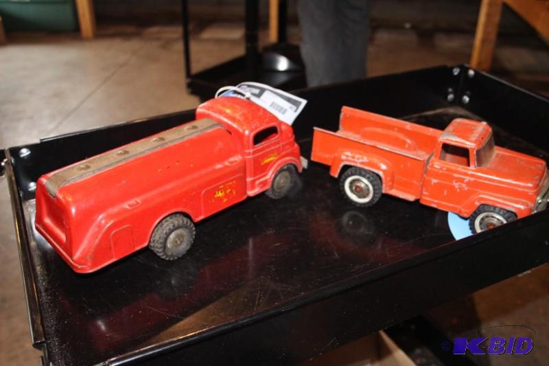 lot 482 image: Lot of (2) items including a vintage metal to...