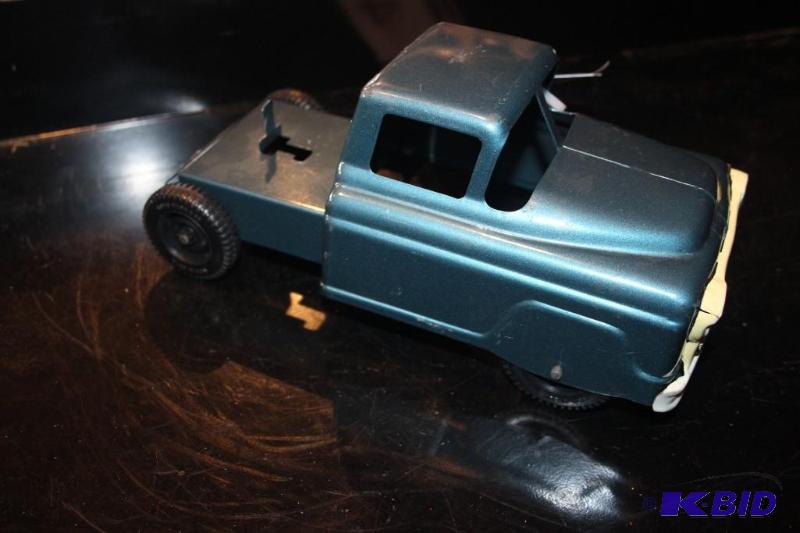 lot 483 image: Vintage metal toy truck ...