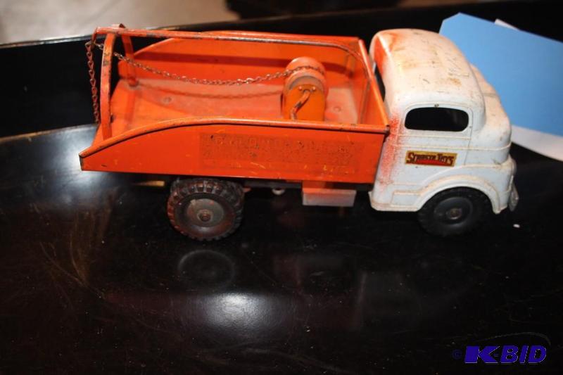 lot 485 image: Structo toys metal toy tow truck...