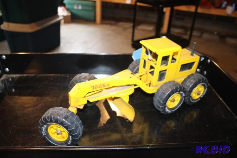 lot 500 image: Tonka toy metal tractor...