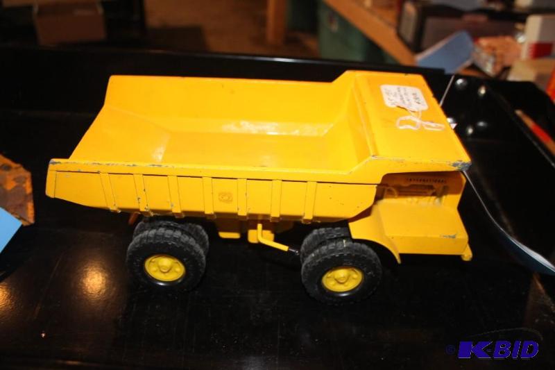 lot 518 image: Lot of (2) items including a Tonka loader tra...