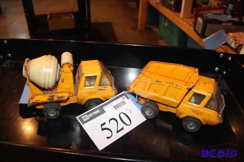 lot 520 image: Lot of (2) items including a vintage metal to...