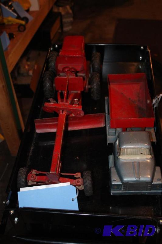 lot 532 image: Lot of (2) items including a vintage Ertl&nbs...