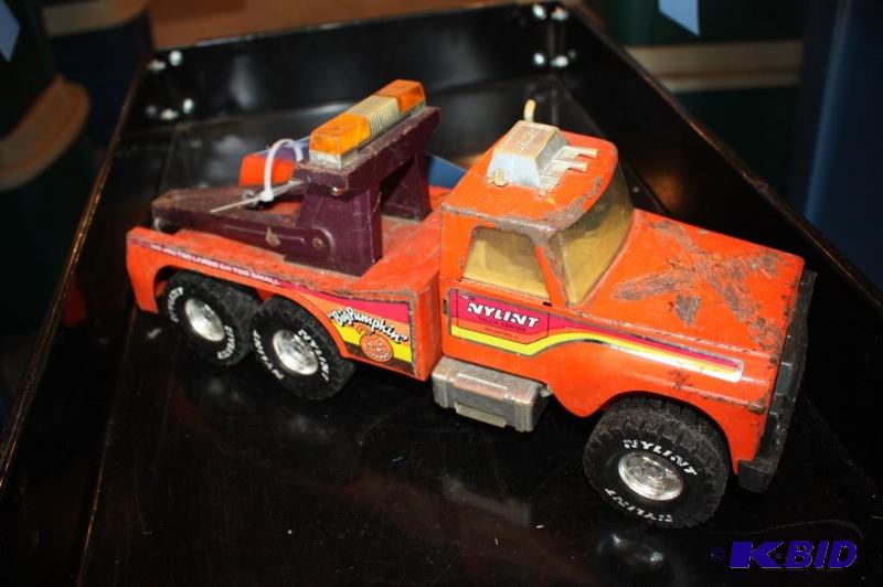 lot 54 image: Nylint Truck Center big pumpkin tow truck toy...