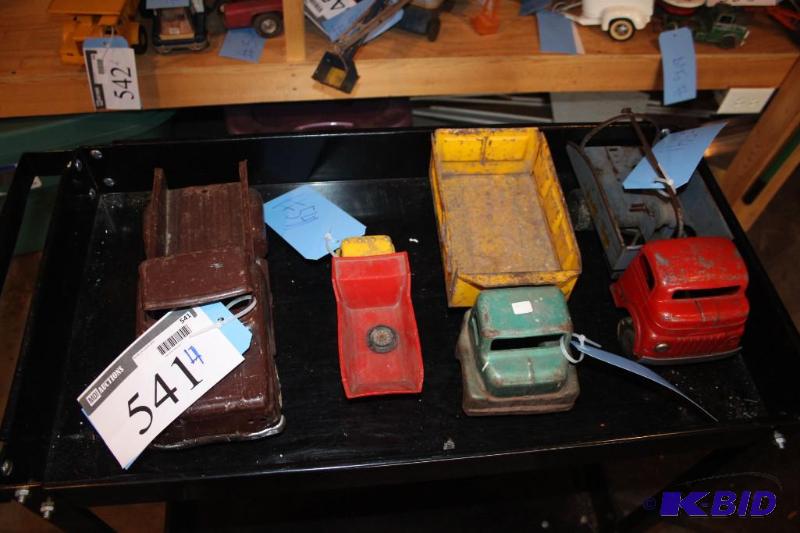 lot 541 image: Lot of (4) items including a vintage metal br...