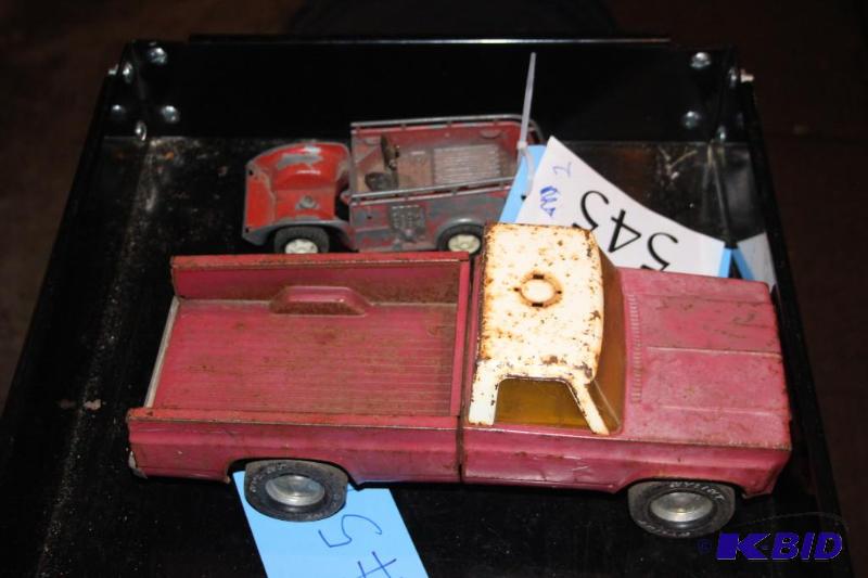 lot 545 image: Lot of (2) items including a vintage metal to...
