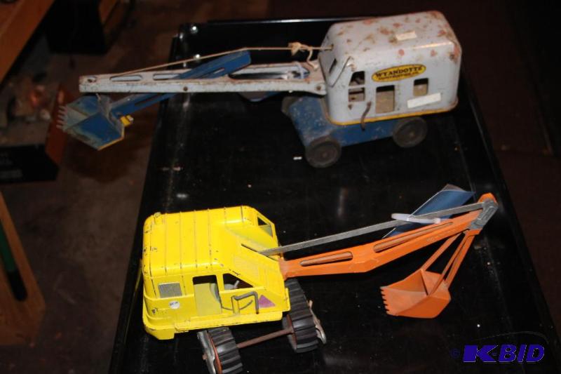 lot 547 image: Lot of (2) items including a vintage metal to...
