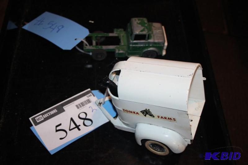 lot 548 image: Lot of (2) items including a vintage metal to...