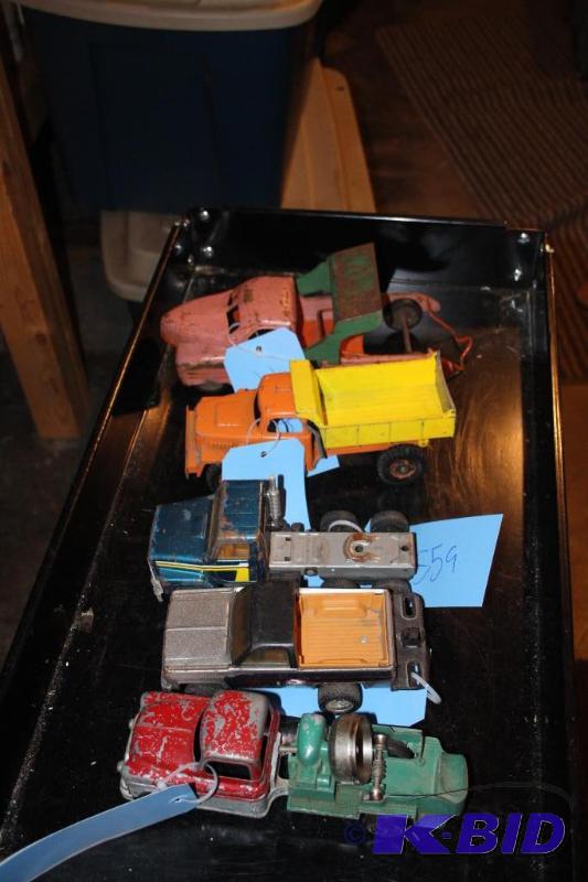 lot 559 image: Lot of (5) items including a vintage metal to...