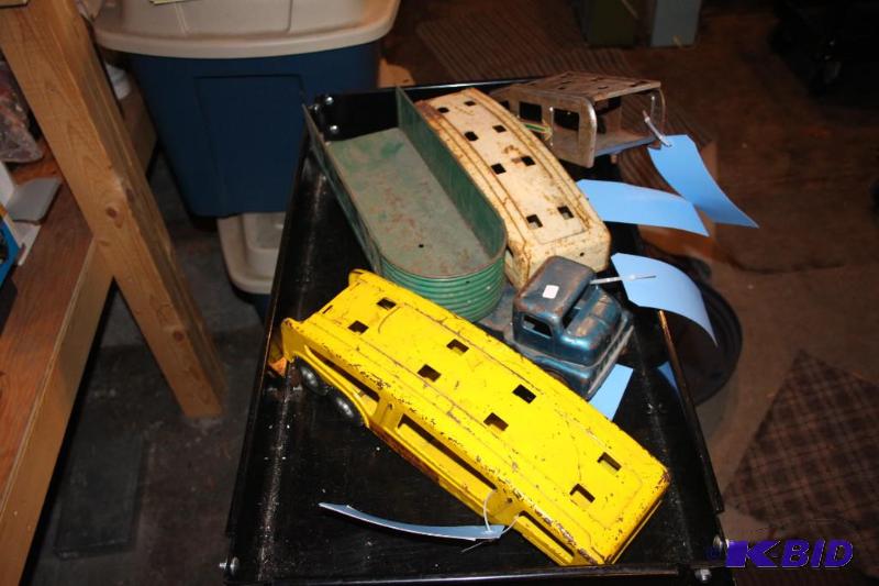 lot 560 image: Lot of (4) items including a vintage metal to...