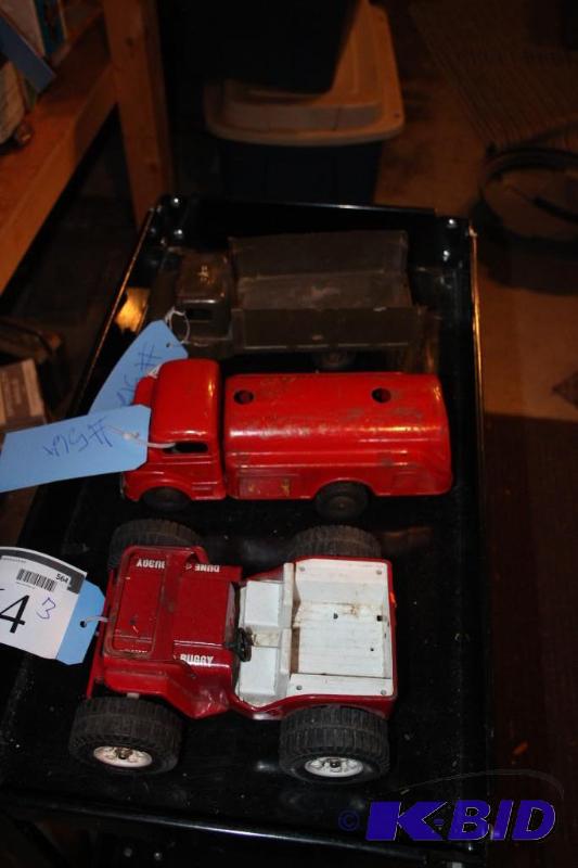 lot 564 image: Lot of (3) items including a vintage metal to...