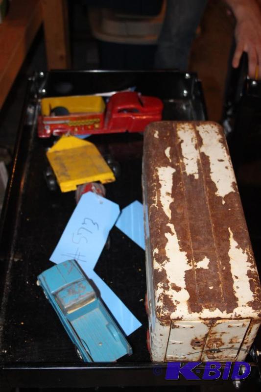 lot 573 image: Lot of (5) items including a vintage metal to...