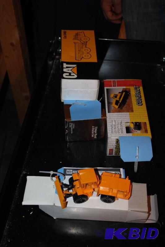 lot 574 image: Lot of (4) items including a vintage truck &a...