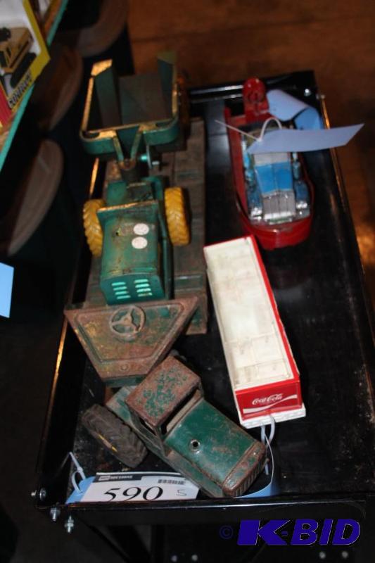 lot 590 image: Lot of (5) items including a vintage metal gr...