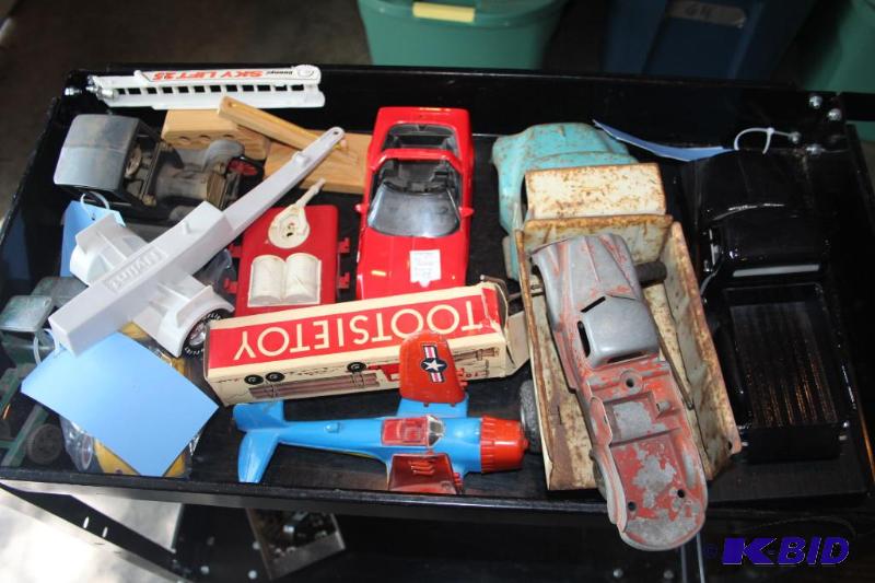 lot 593 image: Lot of (21) items including a corvette and a ...