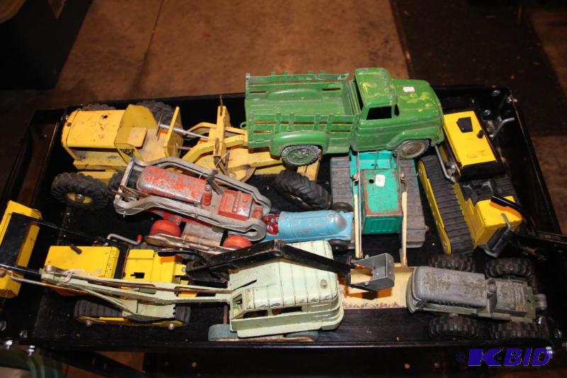 lot 597 image: Lot of (9) items including a vintage metal to...