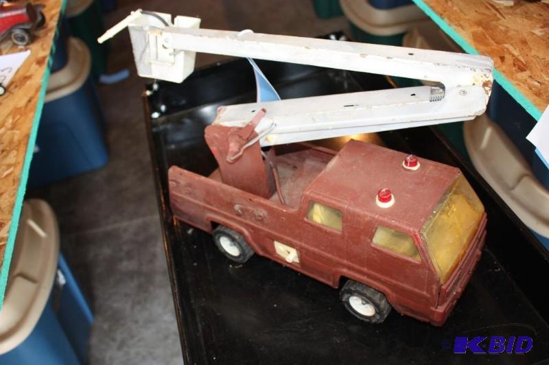 lot 68 image: Tonka&nbsptoy truck with extendable bucket...