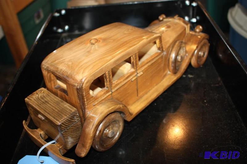 lot 7 image: 1932 Wooden Lincoln car...