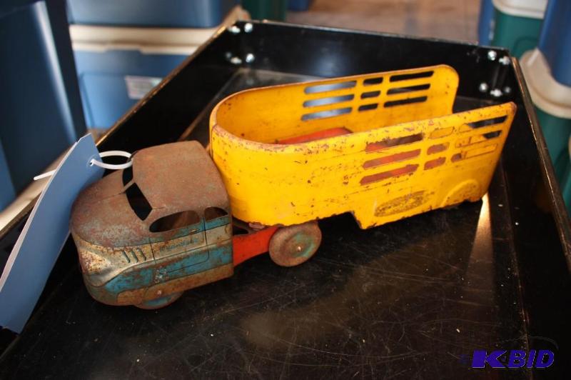 lot 71 image: Wyandotte toy truck with trailer...