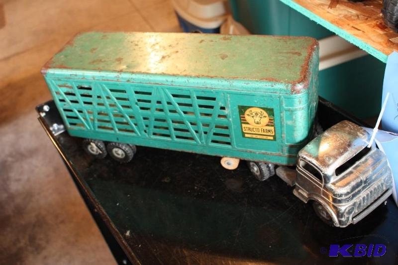lot 79 image: Structo Farms toy truck with animal trailer...