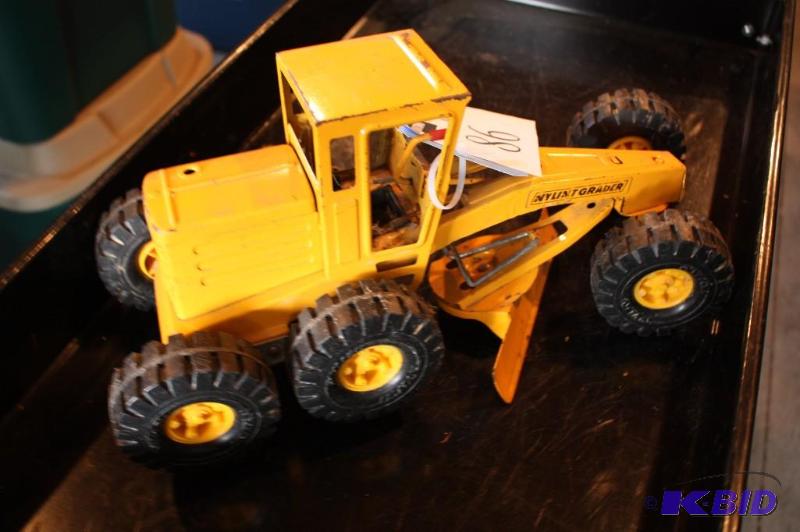 lot 86 image: Nylint grader toy tractor...