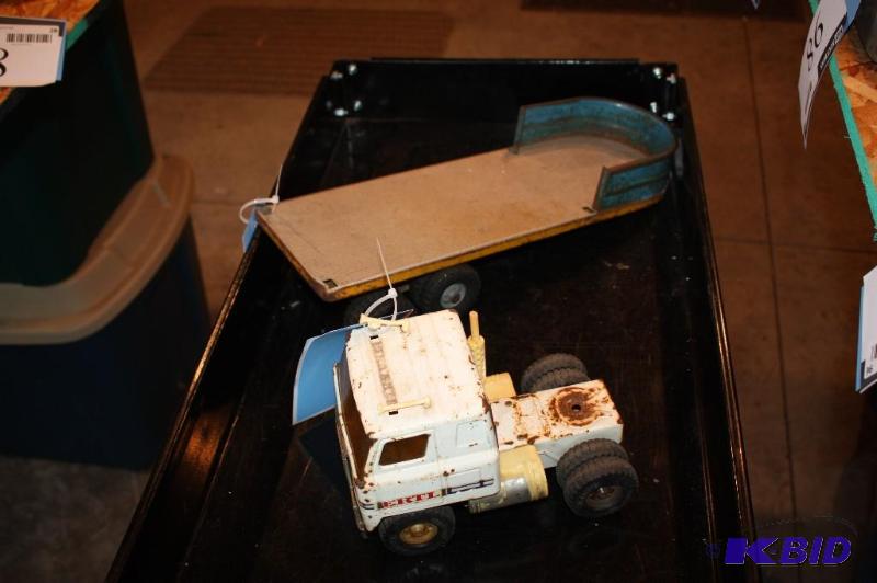 lot 93 image: Lot of (2) items including a Ertl&nbsptoy tr...