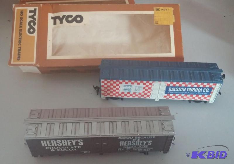 Set of 2 Tyco HO Scale Box cars...