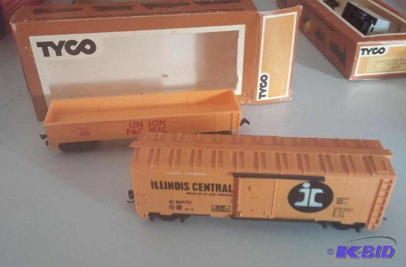 Set of 2 Tyco HO Scale Box cars...