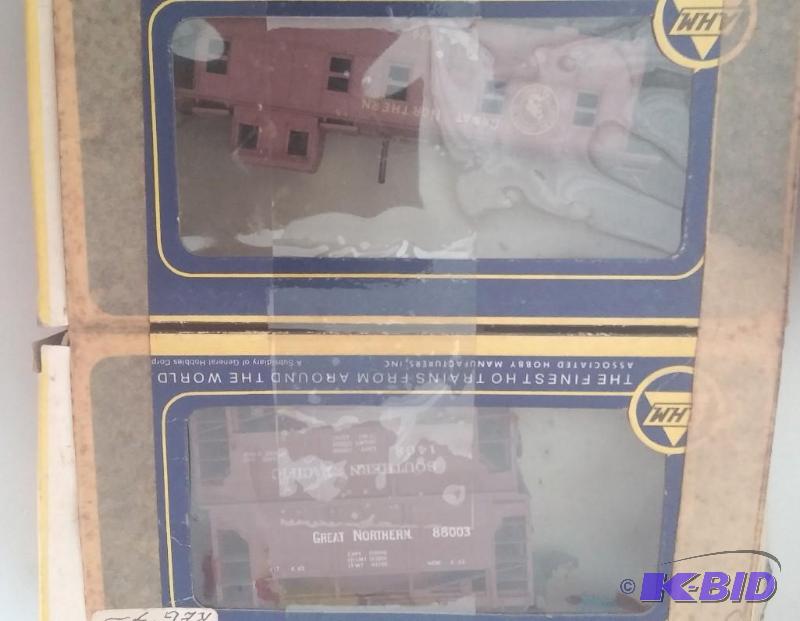Set of 2 AHN HO Scale Box cars...