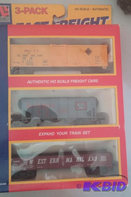 Vintage Life-Like Trains HO Scale Set, Authen...