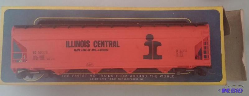 AHM  Rivarossi Box Car Illinois...