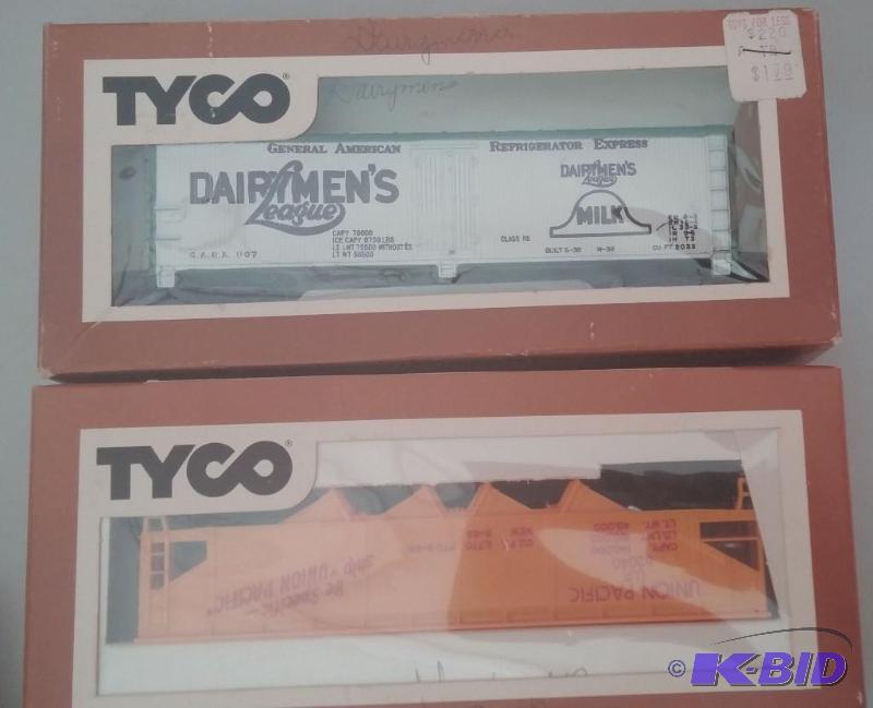 Set of 2 Tyco HO Scale Box cars...