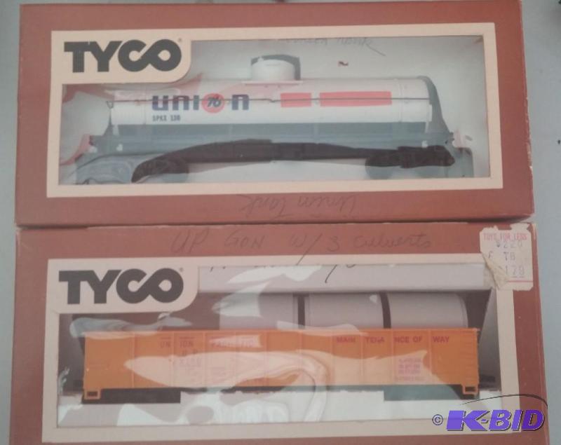 Set of 2 Tyco HO Scale Box cars...