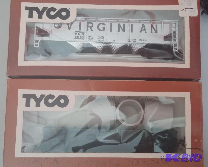 Set of 2 Tyco HO Scale Box cars...
