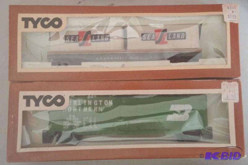 Set of 2 Tyco HO Scale Box cars...