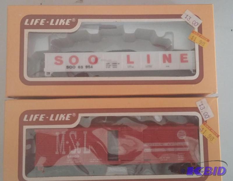 Set of 2 Life Like HO Scale Box cars...