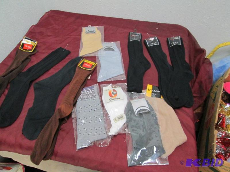 Qty 13 Mens dress socks size 10-13, black, t...