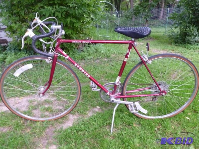 lot 12 image: Vintage Schwinn World Sport Mens 21", t...