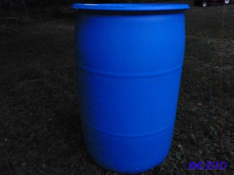 lot 19 image: Large 55 gallon plastic drum, comes with two ...