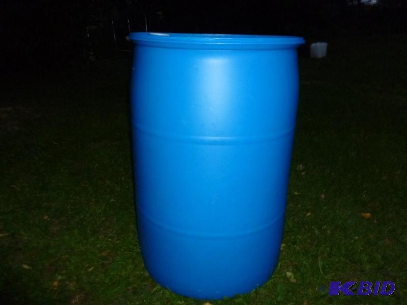 lot 20 image: Large 55 gallon plastic drum, comes with two ...