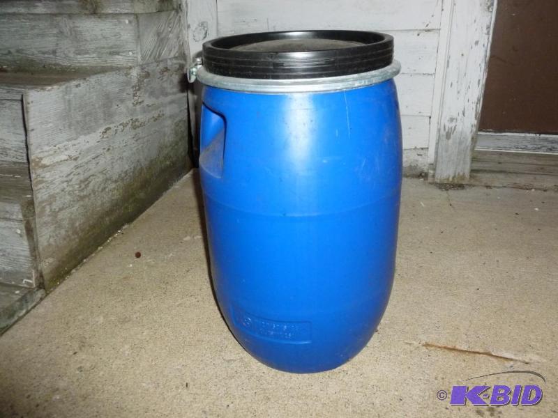 lot 23 image: Heavy duty 8 gallon plastic storage container...