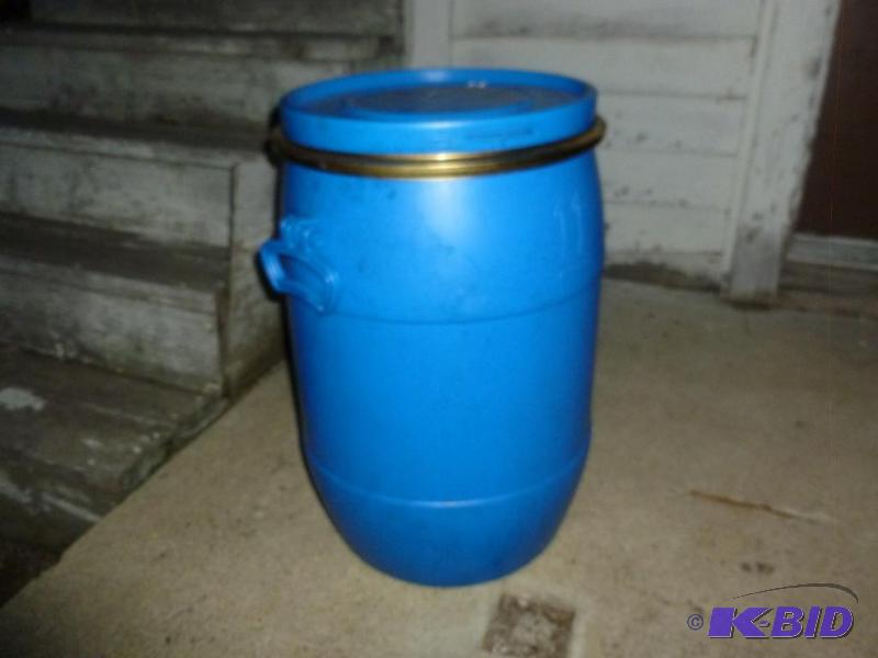 lot 24 image: Heavy duty 15 gallon plastic storage containe...