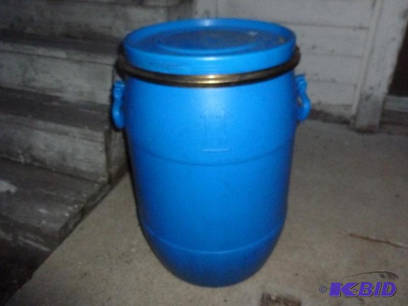 lot 25 image: Heavy duty 15 gallon plastic storage containe...