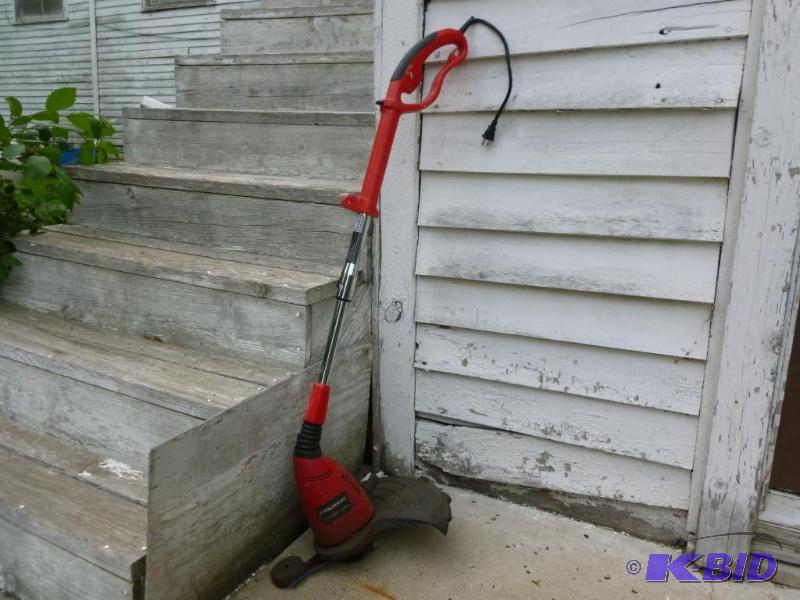 lot 8 image: Murray 15" electric string trimmer  edg...