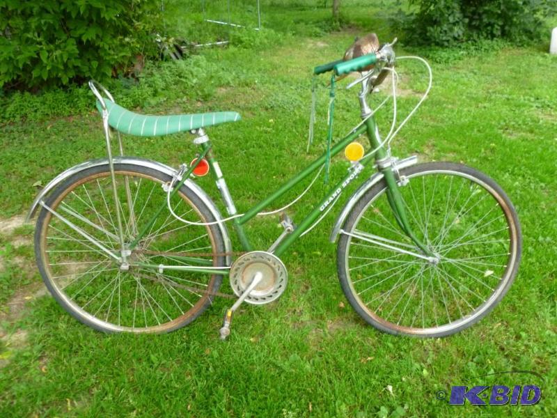 lot 9 image: Vintage Schwinn Sting - Ray Grand Sport 3 - s...