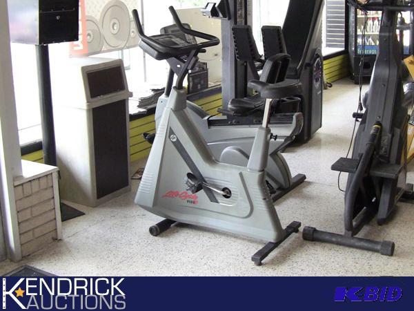 lot 17 image: Life Fitness Life Cycle 9100