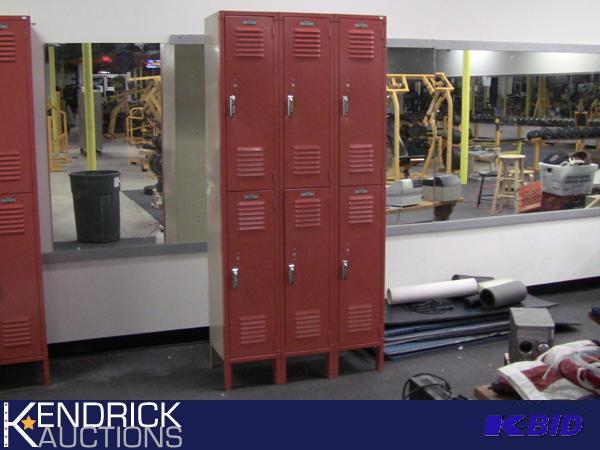 lot 220 image: 6 Bank Lyon Lockers