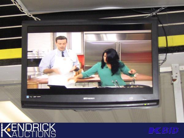 lot 222 image: 32 Emerson TV