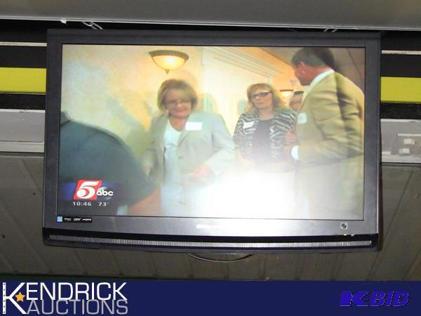 lot 223 image: 32 Emerson TV
